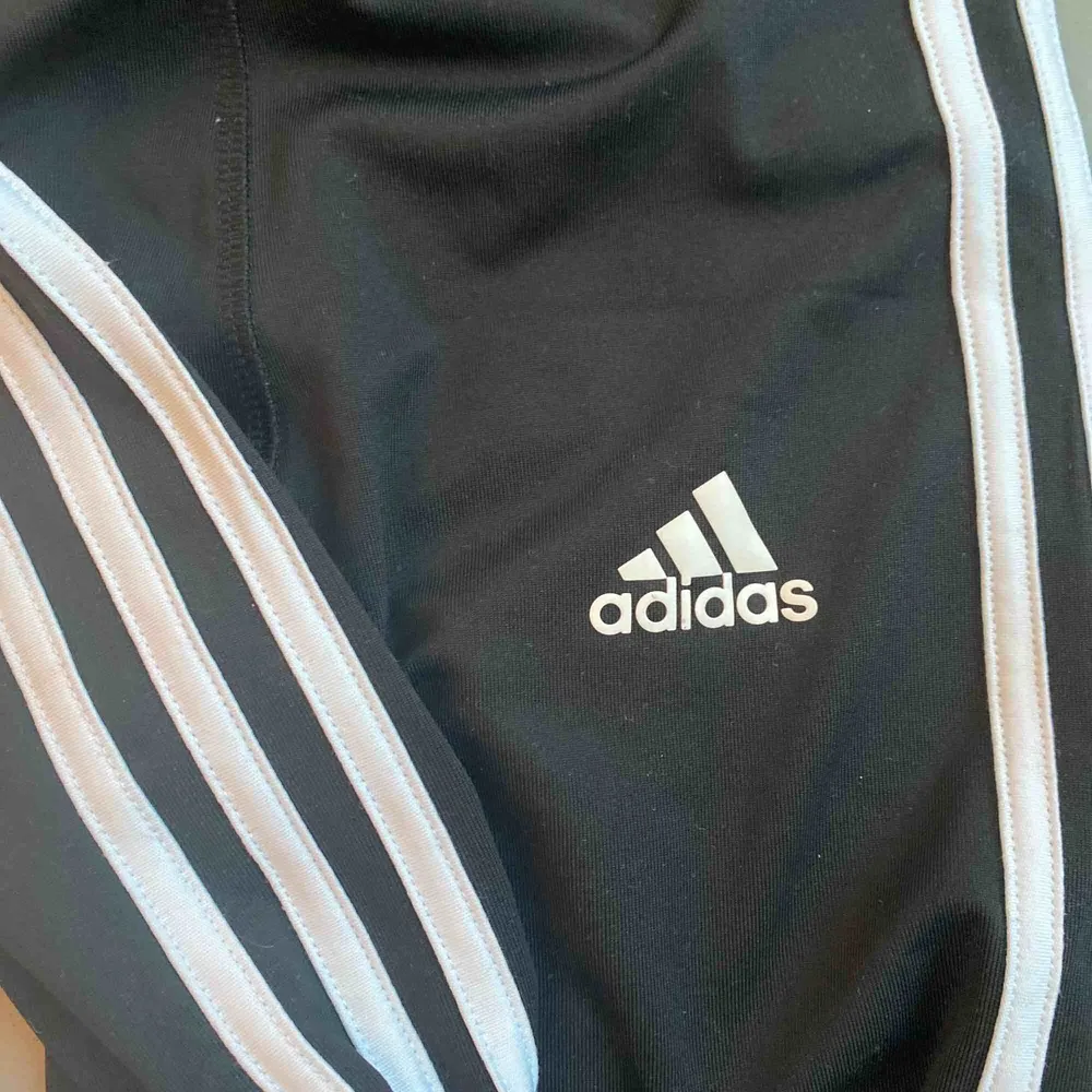 Adidas leggings i storlek S, 9-10 år. Fin kvalité.  . Övrigt.