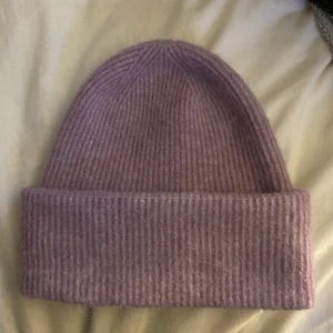 samsoe samsoe mössa - Jag säljer min fina mössa från samsoe samsoe som är köp på Åhléns City. Den är i nyskick och har inga slitningar. 💫Köpt för - 400kr  Mitt pris - 250