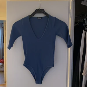 Body från Zara - Body från zara som tyvärr aldrig kommit till användning. Snygg v ringning med en skitsnygg blå färg på bodyn 