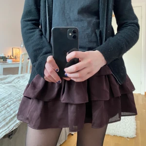 Volangkjol - Snygg kjol från märket designers remix. Är i storlek 14 men skulle säga att den passar xs-s. Passar både att ha på vintern och på sommarn. Nypris är runt 800. Säljer pågrund av att den ej kommer till användning längre.