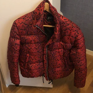 Jacka - Sjuktsnygg jacka från Zara! Säljer eftersom den inte kommer till användning. 