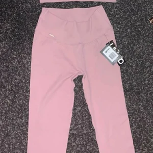 Säljes Aimn träningskläder S - Helt nytt, endast testade. Storlek S. Finns i Göteborg.