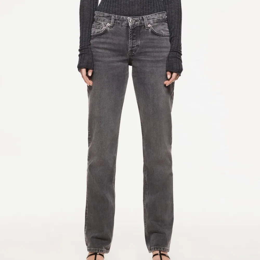 SLUDSÅLDA jeans från ZARA i storlek 40, säljer vid bra bud. Mid waist i fin grå färg, sitter snyggt 🐻 frakt tillkommer, hör gärna av dig vid frågor! 🤎. Jeans & Byxor.