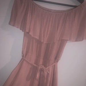 Klänning från Nelly  - Superfin klänning från Nelly. Offshoulder. Använd en gång så i superbra skick. Storlek 38 men skulle även passa 36 lika bra. Frakt tillkommer💋