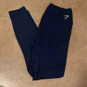 Gymshark tights - Mörkblåa gymshark tights i storlek L men passar även M. Bra kvalitet!