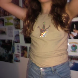 Linne  - Jättegulligt linne med en krona i guldiga paljetter på bröstet❤️