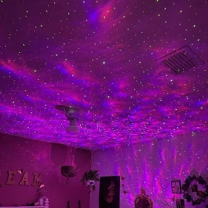 Galaxy lampa - En galaxylamp som är helt oanvänd och ligger i sin originalförpackning. Har inte ens öppnat förpackningen då jag råkade beställa två och är jag är supernöjd med min lampa. Flera olika färger osv o på sista bilden ser ni hur lasern ser ut! Köptes från ”galaxylampan.se” för 899kr. HÖGSTA BUDET: 600kr plus frakt. Avslutas 30/1 kl 17