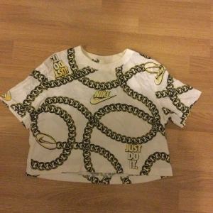 Nike T-shirt⚡️⚡️ - Croppad Nike T-shirt med kedjor⚡️💸🔒 aldrig andvänd, ordinarie pris:400kr buda om pris
