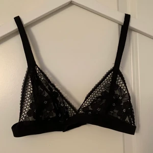 Brallettes - Röd, vit och svart spets brallete som passar en A-kupa. Endast provade. 50kr st eller alla tre för 125