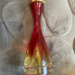 Parfym från gres Cabaret  - Säljer denna 50ml parfym från gres Cabaret. Mer än hälften finns kvar. Nypris ligger runt 600kr.   beskrivning: Seduction var inspirationen till Cabaret. Detta verkligt exceptionella woody-blommig doft bestar av levande blommor överensstämmer sasom ros, liljekonvalj, pion och rosa vik lager över mitt noter av rökelse och bla IRIS, och slutade med sensuell sandelträ, bärnsten och mysk.  Gres Cabaret is a line of perfume for women. Parfymen har utformats för dagtid användning. The top note of the perfume is a combination of rose, konvalje and peony. The middle note of Cabaret consist of violet, blue orchid and rökelse. Patchouli, oleander, indisk sandelträ, bärnsten and mysk. är de viktigaste bas not ingredienserna i parfymen. Products available in Cabaret line belong to the doft category.  Undrar man över något så är det bara att kontakta mig.