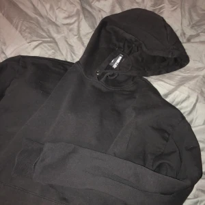 Svart hoodie från collusion - Svart hoodie från collusion köpt på asos. Är nära nyskick och använd endast ett fåtal gånger, säljer då den sällan kommer till användning. Köparen står för frakt.