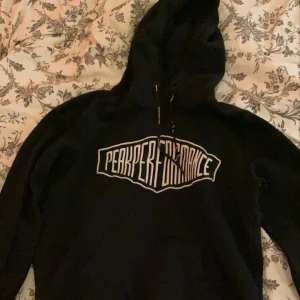 Peak preformance hoodie - Säljer min nästan helt nya peak preformance hoodie som max är använd 3 ggr, den är i strl M men passar även en S och XS, 250kr + frakt