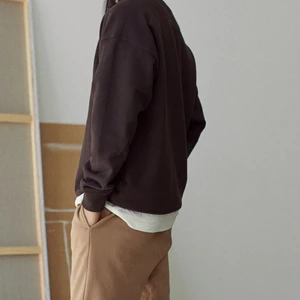 Brun sweatshirt  - Brun sweatshirt från H&M. Jag köpte den för 99kr!! Den är slutsåld på hemsidan i alla strl! Om fler intresserade blir det bud! Den är aldrig använd!!  Bud på 150kr + frakt!