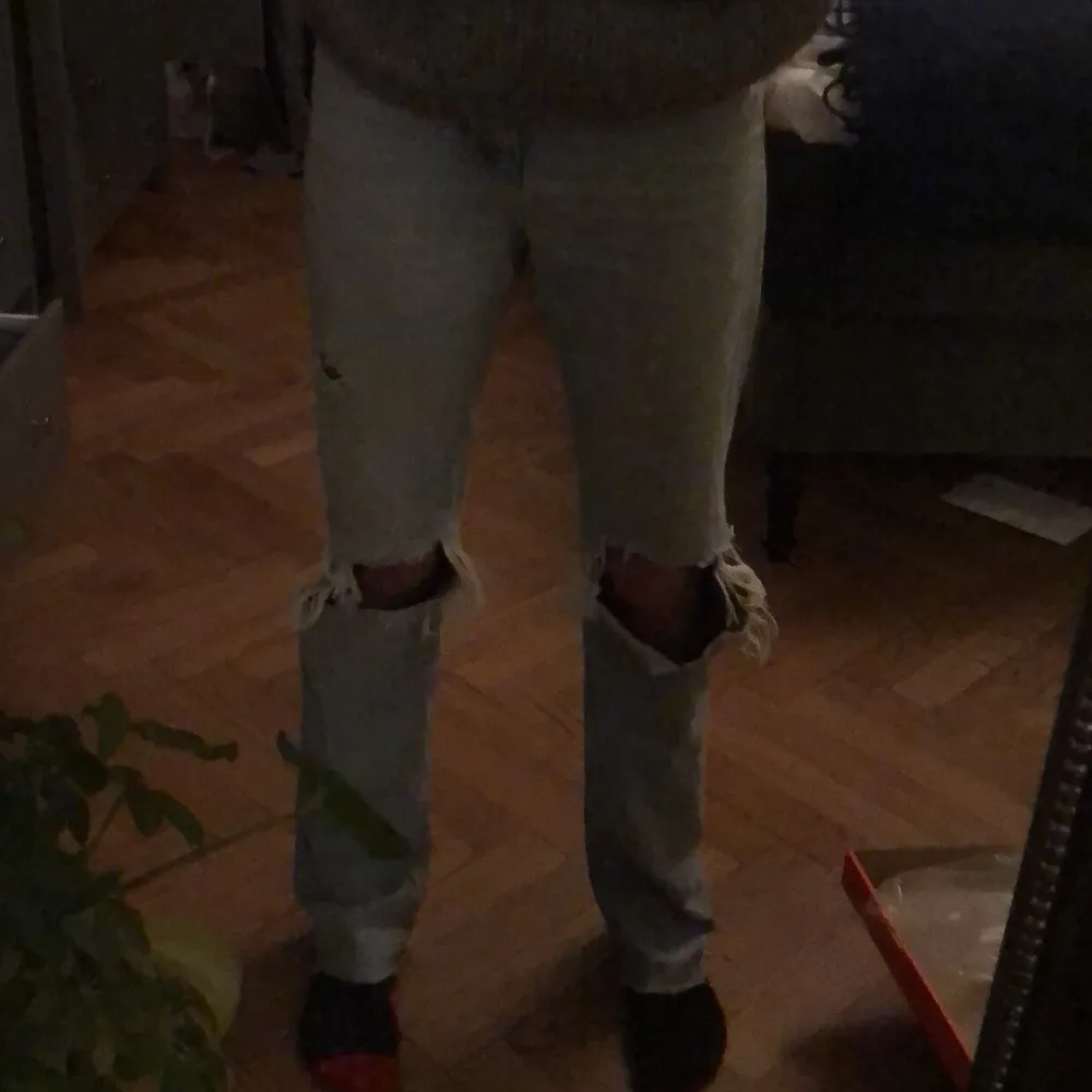 Dem här as snygga populära jeansen från zara. Dem är i bra kvalitet och sparsamt använda.❤️. Farkut & Housut.