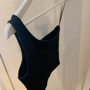 Off shoulder topp - En svart ribbad off shoulder topp från Gina Tricot. Aldrig använd bara provad. Tvättar innan säljning. Köparen står för frakten. Vid frågor hör gärna av er !🤍💕💞