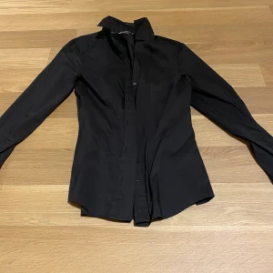 Skjorta  - Vanlig svart skjorta, figursydd 