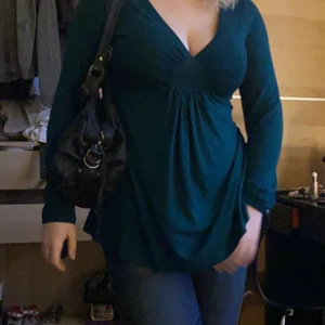 mörkgrön tröja - as skön passar mig som har m m n beror på hur man vill att den ska sitta!!