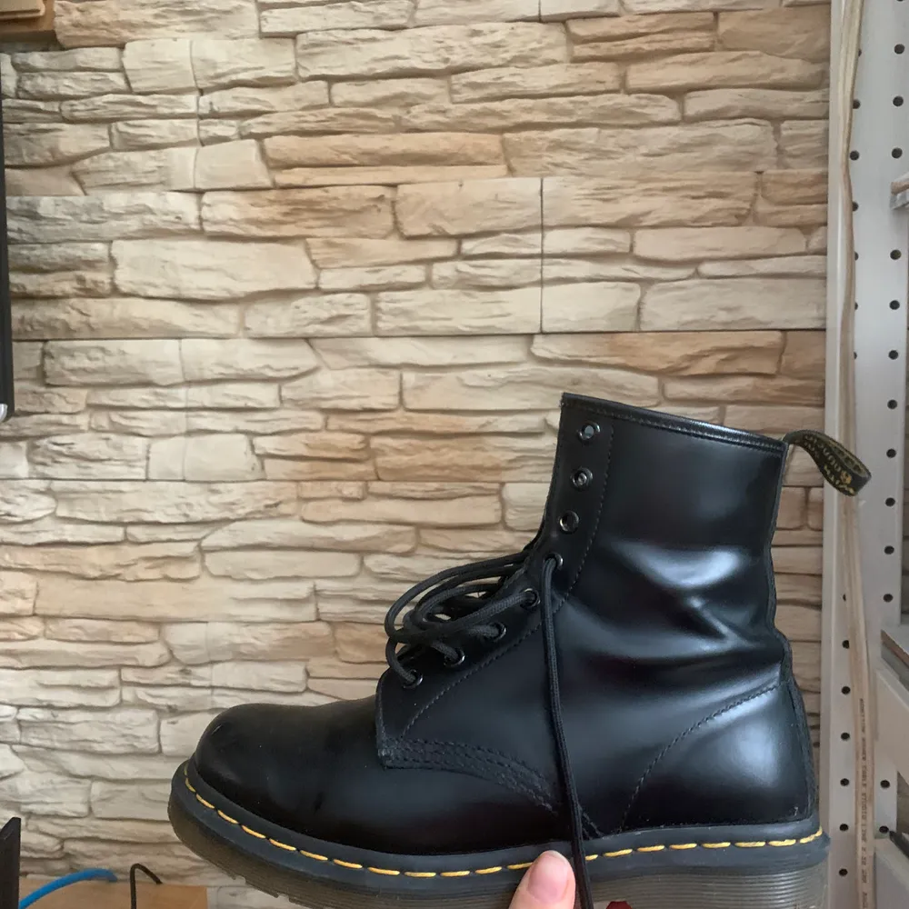 Säljer mina dr martens i orginalmodellen 1460. Använda en gång  så i väldigt bra skick. Säljs då jag inte kan ha dem mer pga inlägg. Ser oanvända ut och helt nya ut. Budgivning från 1000kr! . Skor.