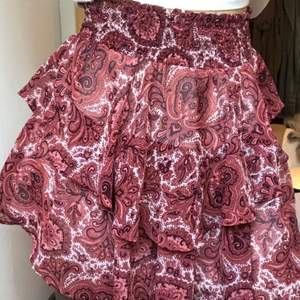 Fin mönstrad kjol från Gina tricot i mycket fint skick! 