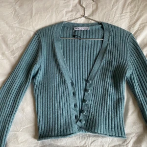 Stickad blå kofta - Så snygg ribbstickad kofta ifrån zara. Den är i storlek L men jag är en S/M och den passar mig bra! Jag har använt den ca 2 gånger och säljer pga att jag inte har någon användning för den. Köpte den för 300kr säljer för 150kr ☺️ ( Högsta bud nu 200kr )