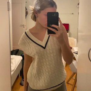 Stickad väst - Så fin stickad väst som jag aldrig använt. Fin att ha tröja under om man vill. Storlek s men passar xs-m beroende på hur man vill att den ska sitta. Modellen är oversized 