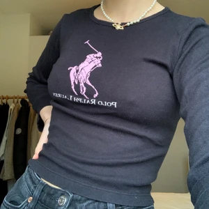 Ralph Lauren - Jag säljer min fina Ralph Lauren tröja med otroligt mysigt material, som tyvärr inte kommer till användning. På tröjan står det M men jag skulle beskriva den som S (kolla passform på mig, storlek S, på bild).  💞 köparen står för frakten men jag möter även upp i Lund💞 
