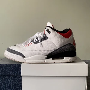 Jordan 3 fire red denim - Skick: 8/10 (går att tvätta) storlek: 44 pris: 1200kr  Kan gå ner i pris vid snabb deal!