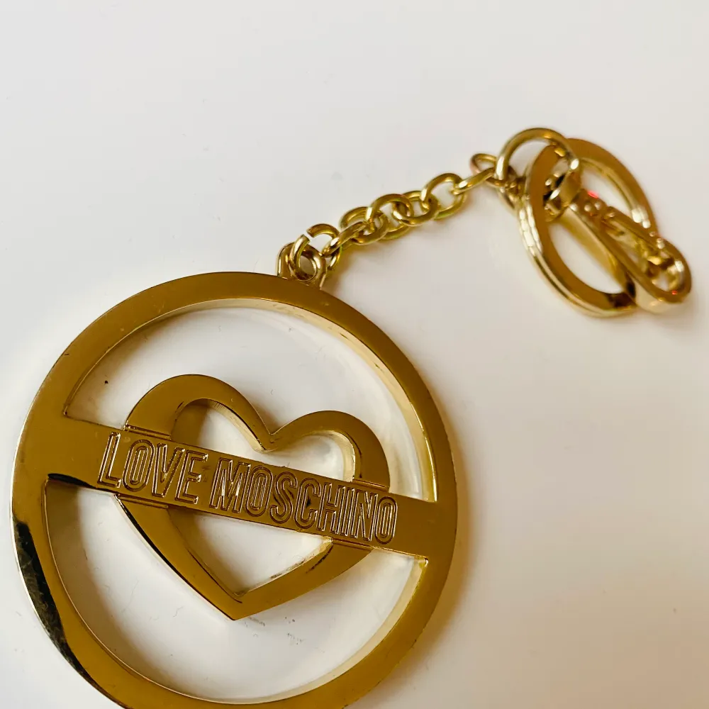Guld nyckelring eller väsksmycke från LOVE MOSCHINO. Snyggt skick! :) (ÄKTA). Accessoarer.