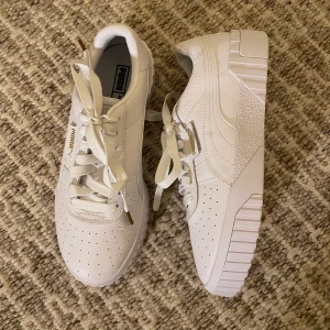 Oanvända Puma sneakers i stl 41 - Oanvända. Skickas endast -köparen står för frakt.  För referens är min längd 174 cm.