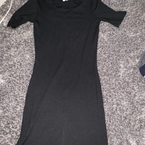 Fin svart klänning - Fin svart ribbad klänning, ganska tunn och bra kvalite