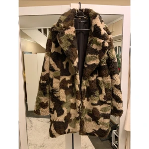 Teddykappa - Super fin teddykappa från Gina tricot. Storlek 38 men passar även 36 (som jag har). Aldrig använd! 