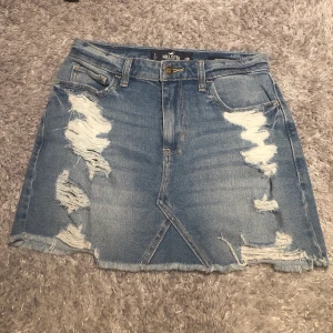 Jeanskjol från Hollister - Jättesöt jeanskjol till sommaren från hollister i storleken 3 där midjan är W26, den är rätt kort. Skicka provat för fler bilder eller vid frågor❤️ (priset exklusive frakten!)