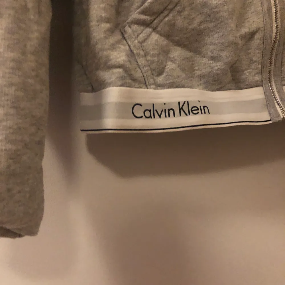 Calvin Klein hoodie, knappast använd. Storlek S.. Tröjor & Koftor.