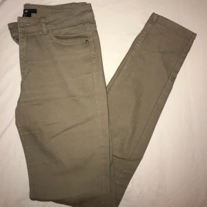 Beige/Bruna byxor från H&M - Jättefina beige/bruna byxor från H&M i Storlek 34. Sparsamt använda. Dm vid intresse, pris kan diskuteras. Köparen står för frakten🌸