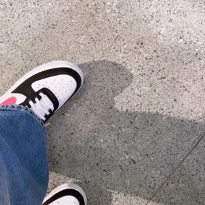 Nike skor i Nyskick!!🤩 - Hej jag gör en intressekoll på mina Nike airforce 1s. Jag har knappt använt dom och dom ser nya ut. Jag säljer dom bara för att dom inte satt helt bra på mig. 