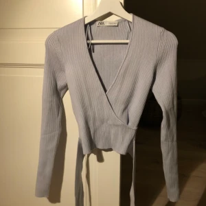 Ljusblå tröja från zara  - Ljusblå tröja från zara med knyte i midjan i storlek M. Priset är exklusive frakt och om flera är intresserade så blir det budgivning. Minsta höjning är då 10kr. 