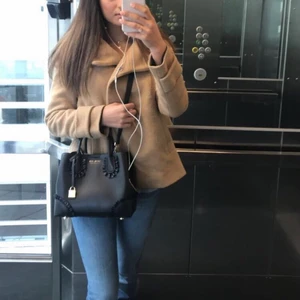  kort kappa med luva från zara - Beige kappa från zara, med luva. Använd endast ett fåtal gånger. Storlek S. 