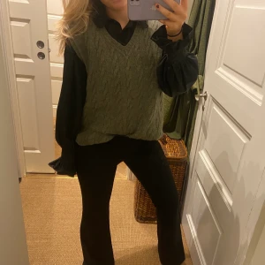 Ralph Lauren Väst - Snygg stickad väst från Ralph lauren, man kan bära den med eller utan skjorta under 💕 