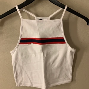 Vitt linne - Säljer detta supersöta linnet då den är förliten🌸🌸 bra skick då jag ej använt den så mycket🌸🌸 (supersnygg till jeans)