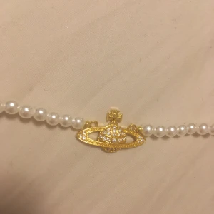 Vivienne Westwood halsband  - Vivienne Westwood halsband. Ej äkta. Frakt kostar 22kr!💓