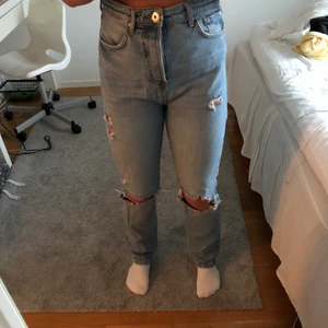 Jeans med slitningar - Säljer dessa supersnygga jeans! Fin blå färg & passar perfekt nu till varmare tider som kommer😍✨ Skriv privat så kan jag skicka bättre & mer bilder!💕 Storlek 36