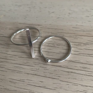Säljer dom här två ringarna  - Två silver ringar för 25kr tillsammans om man bara vill köpa en så är det 15kr + frakt 
