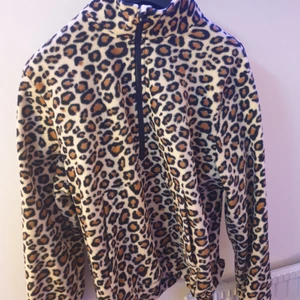 Fleece - Helt oanvänd zip up fleece från carlings! I storlek XL men den sitter bra i alla storlekat eftersom att den är justerbar! Frakten ingår i priset! 