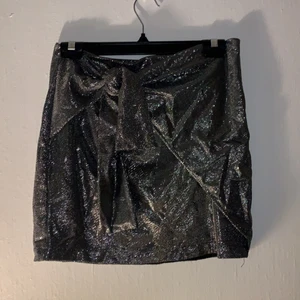 Glittrig party kjol - En kjol från bikbok. Ordinarie 199kr säljes för 30kr+ frakt. Storlek S