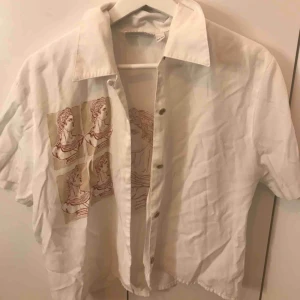  - Cool skjorta inhandlad på Secondhand. Den är i fint skick och jag har aldrig använt den. En knapp är lite sänder på kanten men det är inget som syns när den är på. Kan mötas upp eller frakta. Köparen står för frakten ✨⚡️💫