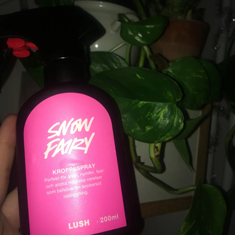 lush limited edition snow fairy!!💗💗🌸✨ (den är ute ur sortimentet i lush) doftar godis, sockervadd och jordgubbs-bubbelgum. en helt unik och beroendeframkallande doft!! cirka halvt full✨🌸💗. Övrigt.