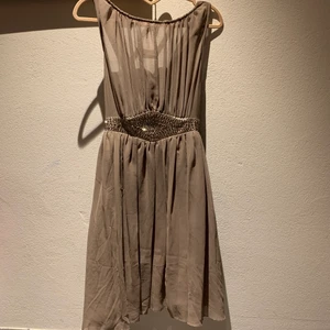Klänning, Little mistress  - Brun beige klänning strlk s. Använd en gång. 