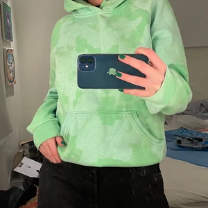 En ljusgrön batik hoodie  - En skitsnygg hoodie💚 Har färgat den själv