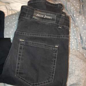 Acne jeans som är typ mörkgråa. Superfint skick. Storlek 26/32 så typ S tror jag. Priset går att diskutera, kom bara med ett pris så säljer jag de, annars skänker jag bort de om ingen vill köpa. 