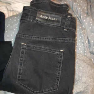 Acne jeans  - Acne jeans som är typ mörkgråa. Superfint skick. Storlek 26/32 så typ S tror jag. Priset går att diskutera, kom bara med ett pris så säljer jag de, annars skänker jag bort de om ingen vill köpa. 